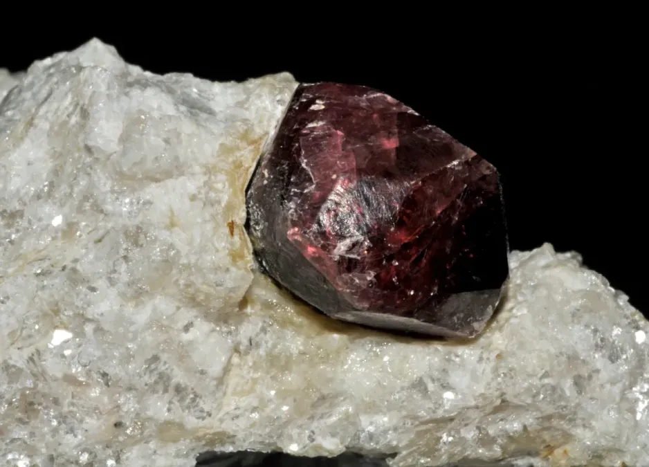 File:Grenat pyrope .jpg