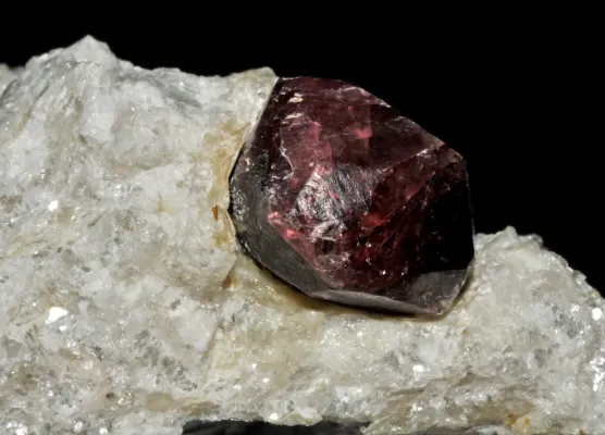 File:Grenat pyrope .jpg