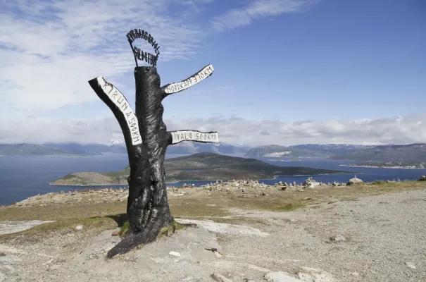 File:Distance indicator in Gildetun, 2012 June.jpg